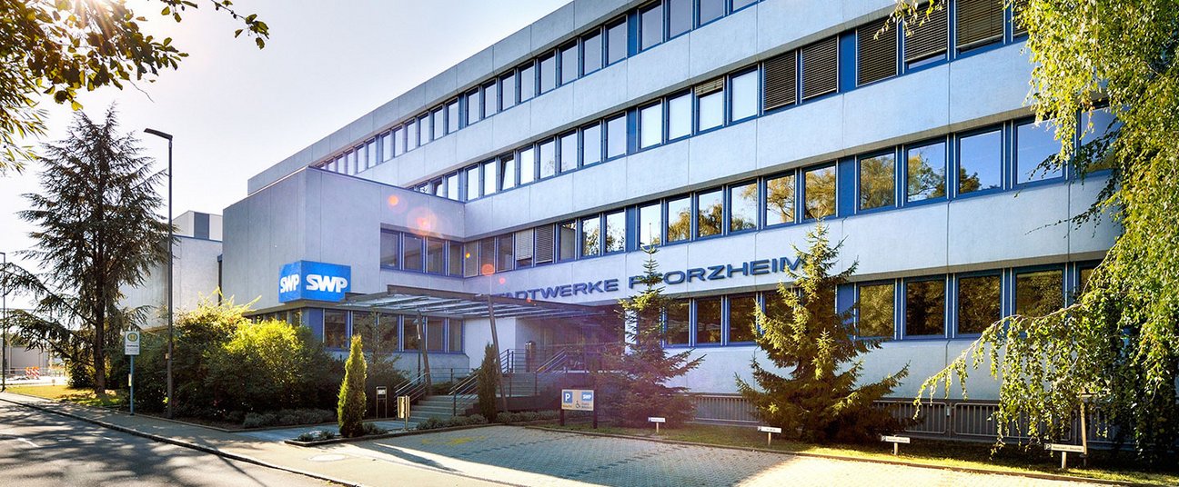 Das Einstiegsbild zeigt das Verwaltungsgebäude der SWP