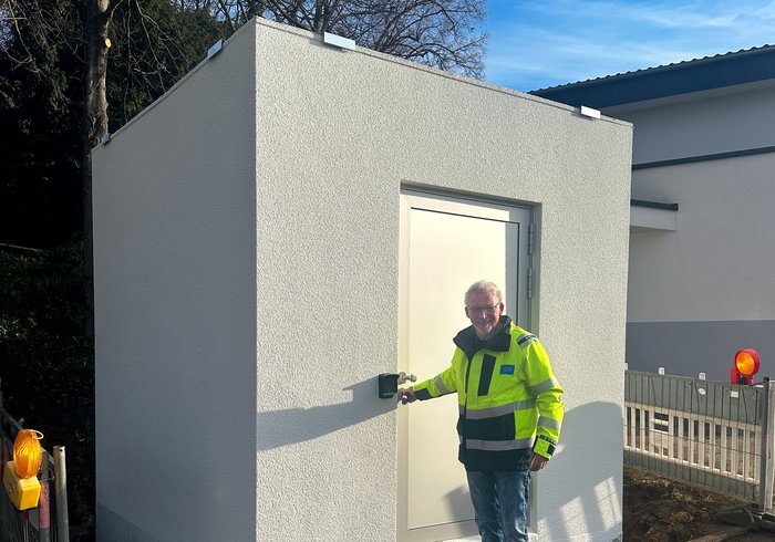 Hauptverteiler-Gebäude Glasfaser mit SWP-Mitarbeiter