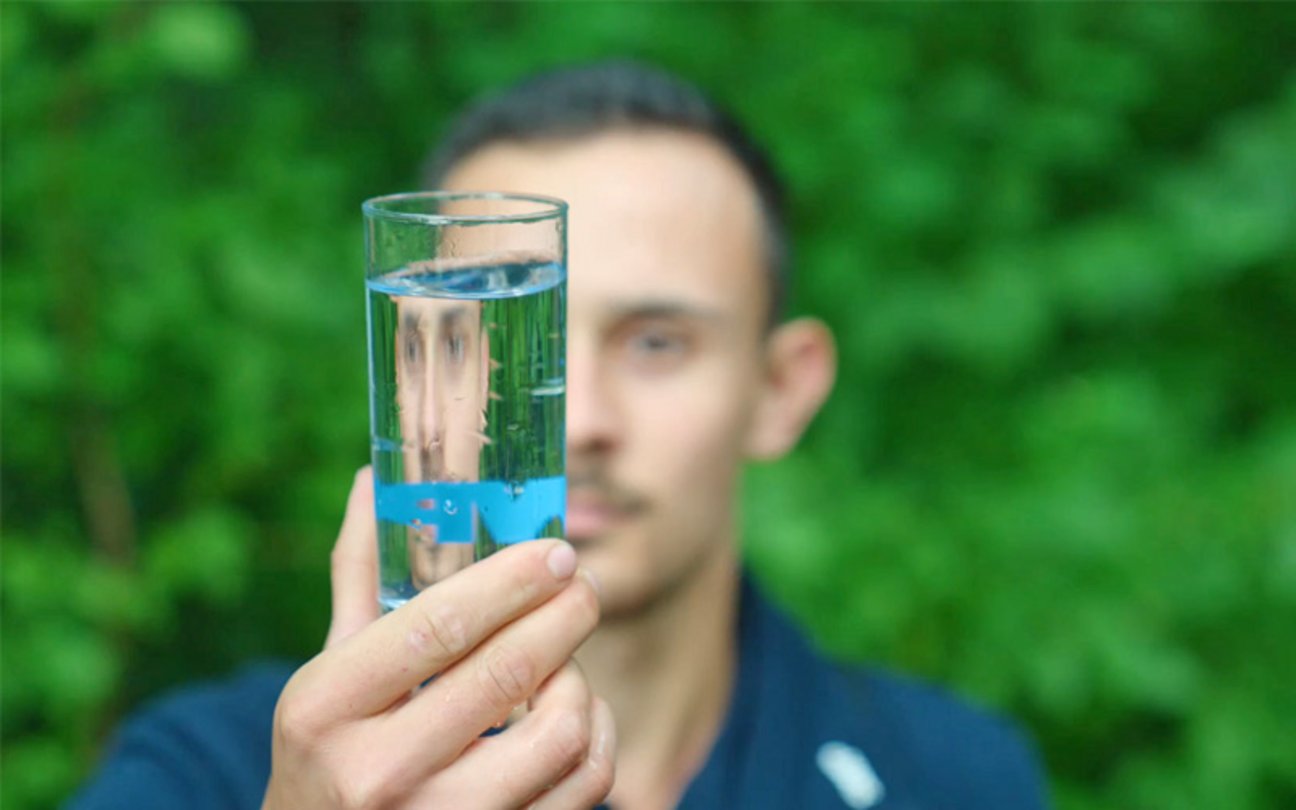 Das Bild zeigt einen Wasserversorgungs-Azubi in der Ultrafiltrationsanlage