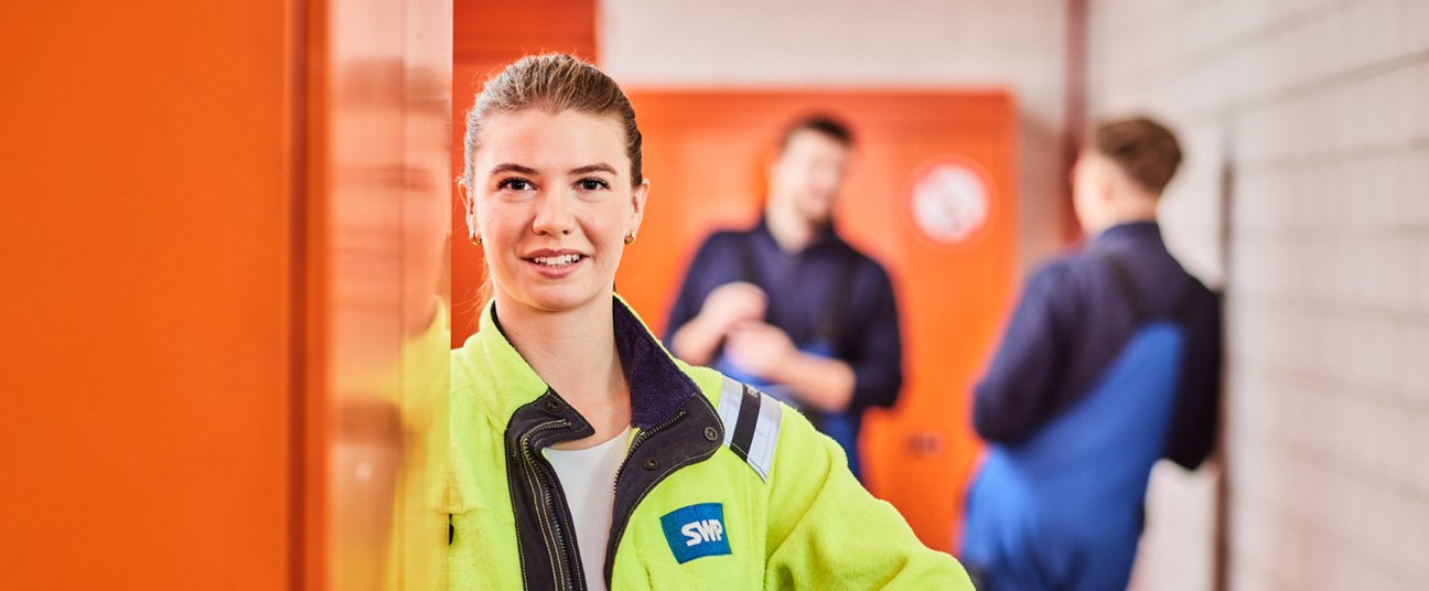 Das Einstiegsbild zeigt eine Gruppe junger Menschen, die freudig auf einen zu kommen.