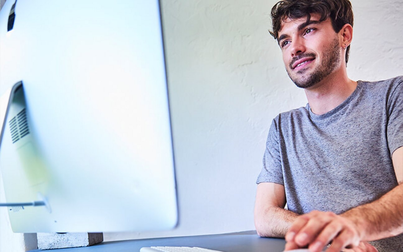 Student arbeitet konzentriert am Computer.