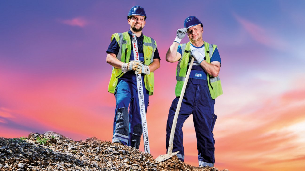 Jonas, Teamleiter Breitband Betrieb und
Michael, Mitarbeiter Niederspannung
Zwei SWP-Bauarbeiter mit Werkzeug auf einer Baustelle vor farbigem Abendhimmel.