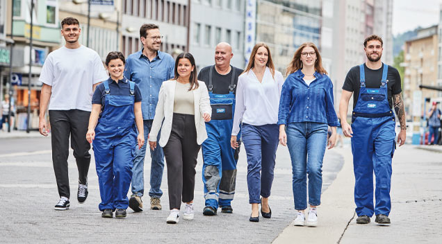 Eine Gruppe SWP Mitarbeiter in der Innenstadt.